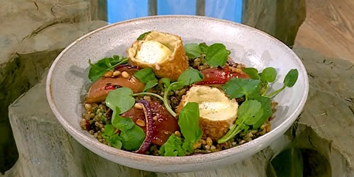 Deep-fried goats’ cheese with roasted apples and lentils