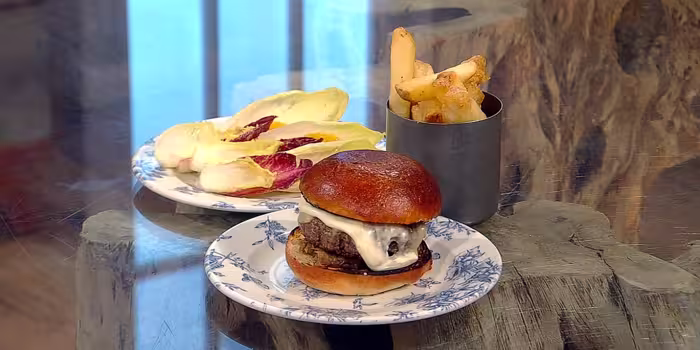 Cheesburger with chips