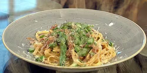 Asparagus-carbonara.avif