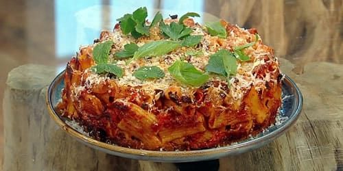 Baked-pasta-cake-with-tomato-sauce-and-sweet-and-sour-onions.jpg