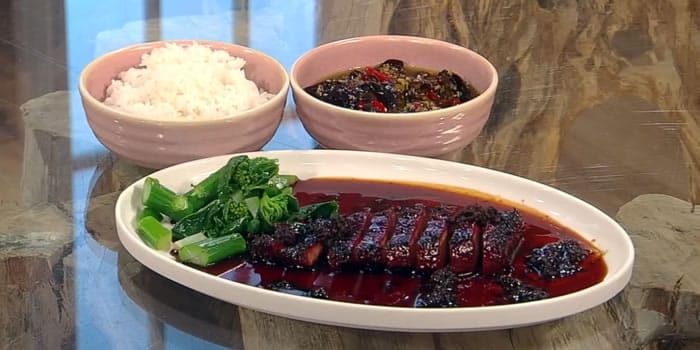 Barbecue-char-siu-roast-pork-with-gai-lan.jpg