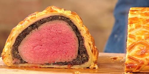 Beef-Wellington-and-red-wine-sauce.jpg