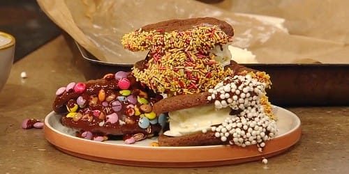 Chocolate-dip-ice-cream-cookie-sandwiches.jpg