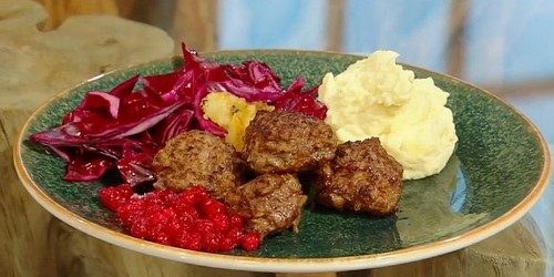 Elk-meatballs-with-red-cabbage-salad-and-blackened-apple.jpg