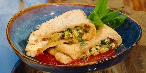 Fried-cheese-pizza-with-chilli-tomato-sauce-2.jpg