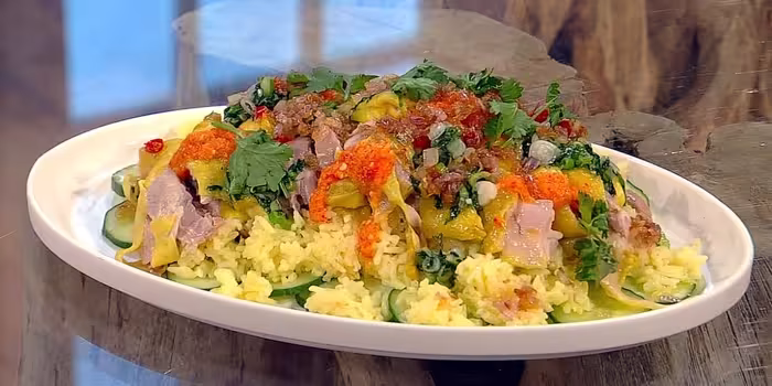 Garlic-oil-Hainanese-chicken-rice.avif