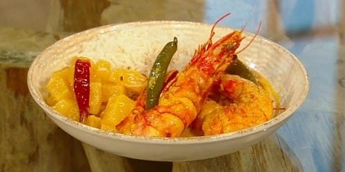 Golda-chingri-malaikari-with-anaras-jhal-chutney.jpg