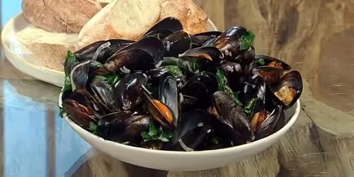 Mussels-in-white-wine-sauce.avif