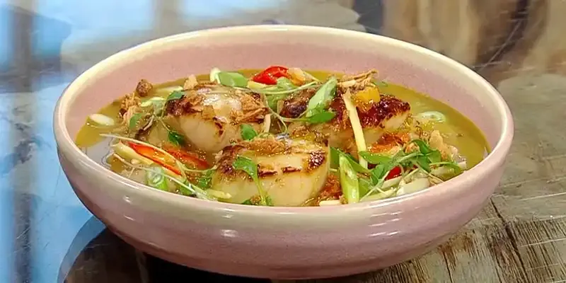 Orkney-scallops-with-Indonesian-rice-porridge-and-turmeric-broth.webp