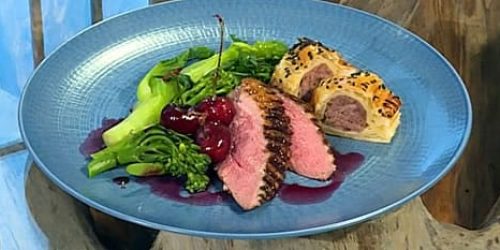 Roast-duck-with-sausage-rolls.jpg