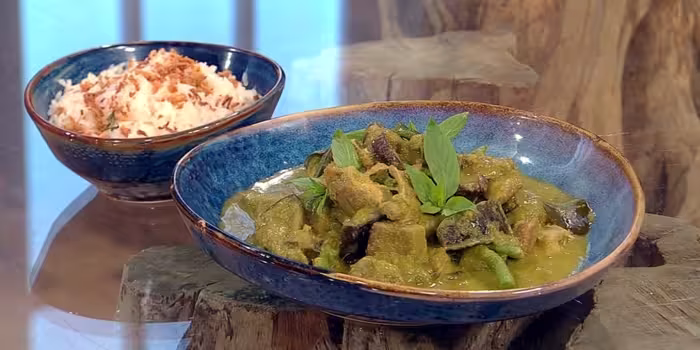 Thai-style-green-chicken-curry.avif