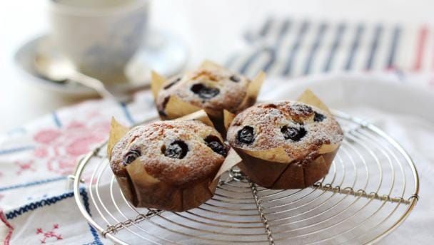 marzipan_berry_cakes_91508_16x9.jpg